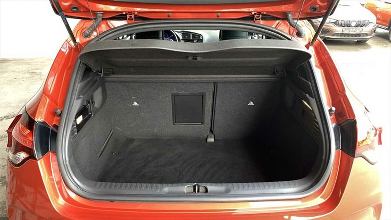 ds4-crossback-trunk-space
